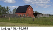 Barn in field, Alberta Highway 22, Alberta, Canada. Стоковое фото, агентство Ingram Publishing / Фотобанк Лори