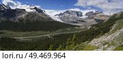 Road passing through mountainous landscape with glacier in the background, Columbia Icefields, Icefields Parkway, Jasper, Alberta, Canada. Стоковое фото, агентство Ingram Publishing / Фотобанк Лори