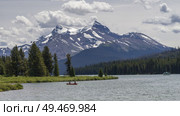 Tourists boating in Malign Lake, Maligne Canyon, Jasper National Park, Jasper, Alberta, Canada. Стоковое фото, агентство Ingram Publishing / Фотобанк Лори