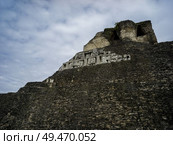 Low angle view of ruins of Mayan pyramid, Ancient Mayan Archaeological Site, San Jose Succotz, Cayo District, Belize. Стоковое фото, агентство Ingram Publishing / Фотобанк Лори