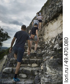 Tourists moving up steps at Ancient Mayan Archaeological Site, San Jose Succotz, Cayo District, Belize. Стоковое фото, агентство Ingram Publishing / Фотобанк Лори