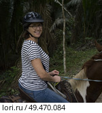 Woman riding horse, Chaa Creek Road, Chaa Creek Nature Reserve, San Ignacio, Belize. Стоковое фото, агентство Ingram Publishing / Фотобанк Лори