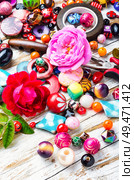 Mix colored beads for beading.Beads and tools.Handicraft. Beads, colorful beads. Стоковое фото, агентство Ingram Publishing / Фотобанк Лори