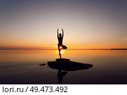 caucasian fitness woman practicing yoga on the beach at sunset. caucasian fitness woman practicing yoga. Стоковое фото, агентство Ingram Publishing / Фотобанк Лори