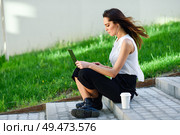 Young businesswoman working with her laptop computer sitting on urban steps outdoors.. Middle-age businesswoman working with her laptop computer sitting on the floor. Стоковое фото, агентство Ingram Publishing / Фотобанк Лори