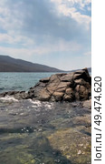 Light wave crashes against rocky shore of sea. Glistening splashes in sunshine. Стоковое видео, видеограф Кирилл Зотов / Фотобанк Лори