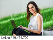 businesswoman working with her laptop computer sitting on urban steps outdoors.. Young woman working with her laptop computer sitting on the floor. Стоковое фото, агентство Ingram Publishing / Фотобанк Лори