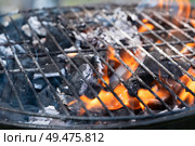Barbecue Fire Grill close-up, empty flaming charcoal grill with open fire, ready for product placement.. Barbecue Fire Grill close-up. Стоковое фото, агентство Ingram Publishing / Фотобанк Лори