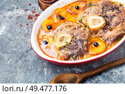 Ossobuco,traditional dish of Italian cuisine.Prepared osso buco veal.Meat stew with apricot. Ossobuco, beef with apricot. Стоковое фото, агентство Ingram Publishing / Фотобанк Лори