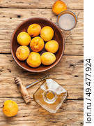 Alcoholic drinks.Apricot wine.Fruit wine or liquor in glass. Sweet apricot wine. Стоковое фото, агентство Ingram Publishing / Фотобанк Лори