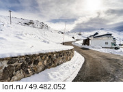 Spain, Andalusia, Granada. Road in ski resort of Sierra Nevada in winter, full of snow. Travel and sports concepts.. Road in ski resort of Sierra Nevada in winter, full of snow. Стоковое фото, агентство Ingram Publishing / Фотобанк Лори