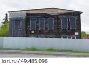 Полузаброшенный (законсервированный)  "Жилой дом". Тобольск, улица Кирова, 23. Редакционное фото, фотограф Алексей Иванов / Фотобанк Лори