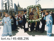 Крестный ход с иконой  Богородицына железнодорожном вокзале. Редакционное фото, фотограф Retro / Фотобанк Лори