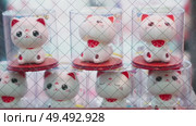 Osaka, Japan - Sep 21 2024, 4k, Close-up view of the statuettes of Maneki-neko cats shaking their heads in the shop window, Osaka, Japan. Стоковое видео, видеограф Сергей Богомяко / Фотобанк Лори