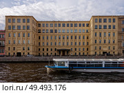 Главное управление путей сообщения и публичных зданий (правая часть) , 1861. Архитектор: Николай Павлович Гребёнка. Санкт-Петербург,  набережная реки Фонтанки, дом 117. Редакционное фото, фотограф Александр Селезнев / Фотобанк Лори
