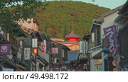 Kyoto, Japan - Sep 24 2024, 4k, panoramic view of street Kiyomizu-Zaka with many souvenir shops, tourists walking to temple of Pure Water Kiyomizu Dera, whose pagoda visible in distance, Kyoto, Japan. Редакционное видео, видеограф Сергей Богомяко / Фотобанк Лори