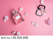  perfume bottle  with soft pink blush   around flowers on  pink   background. flat lay . Стоковое фото, агентство Ingram Publishing / Фотобанк Лори