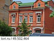 Главный дом городской усадьбы на Старообрядческом переулке № 3, где долгие годы жила заслуженный врач РСФСР, основательница родильного дома в Калуге. Редакционное фото, фотограф Лариса Вишневская / Фотобанк Лори