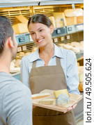 Lady offering tray of cheeses to customer. Стоковое фото, агентство Ingram Publishing / Фотобанк Лори