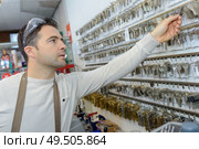 professional with different types of keys in locksmith. Стоковое фото, агентство Ingram Publishing / Фотобанк Лори