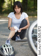 wounded woman with bandage on knee. Стоковое фото, агентство Ingram Publishing / Фотобанк Лори