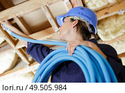 a female builder conecting cables. Стоковое фото, агентство Ingram Publishing / Фотобанк Лори