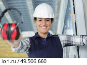woman contractor worker with noise cancelling headphones. Стоковое фото, агентство Ingram Publishing / Фотобанк Лори