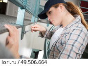 woman tightens screw brackets vertical blind headrails. Стоковое фото, агентство Ingram Publishing / Фотобанк Лори