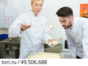 chocolatier making white chocolate molding. Стоковое фото, агентство Ingram Publishing / Фотобанк Лори