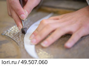 Hands cutting glass from template. Стоковое фото, агентство Ingram Publishing / Фотобанк Лори
