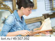 craftswomans hands working with a gold leaf. Стоковое фото, агентство Ingram Publishing / Фотобанк Лори