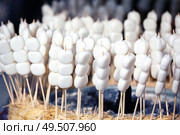 Mochi on a sticks, sweet rice cake dessert, at Nishiki market, Kyoto, Japan. Mochi on a sticks at Nishiki market, Kyoto. Стоковое фото, агентство Ingram Publishing / Фотобанк Лори