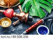 Smoking hookah.Turkish hooka.Shisha with fruity aroma of tobacco.. Cooking smoking hookah. Стоковое фото, агентство Ingram Publishing / Фотобанк Лори
