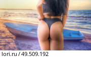 the girl is walking along the beach along the sea. Стоковое фото, агентство Ingram Publishing / Фотобанк Лори