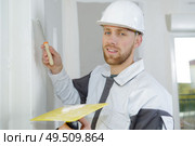 builder filling the holes on the wall. Стоковое фото, агентство Ingram Publishing / Фотобанк Лори