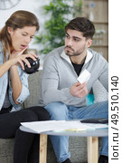 couple looking in dismay at their empty piggy bank. Стоковое фото, агентство Ingram Publishing / Фотобанк Лори