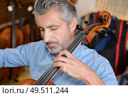 portait of mature man playing cello. Стоковое фото, агентство Ingram Publishing / Фотобанк Лори