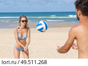 friends playing beach volleyball sport. Стоковое фото, агентство Ingram Publishing / Фотобанк Лори