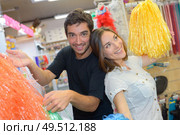 a couple holding a pompon. Стоковое фото, агентство Ingram Publishing / Фотобанк Лори