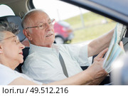senior couple inside the car. Стоковое фото, агентство Ingram Publishing / Фотобанк Лори