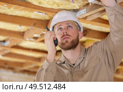 male builder in hardhat with walkie talkie. Стоковое фото, агентство Ingram Publishing / Фотобанк Лори