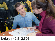 an inquiry in the shop. Стоковое фото, агентство Ingram Publishing / Фотобанк Лори