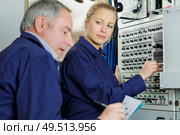 young female engineer looking contemptuously at elder. Стоковое фото, агентство Ingram Publishing / Фотобанк Лори