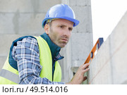 man levelling before laying the paving stones. Стоковое фото, агентство Ingram Publishing / Фотобанк Лори