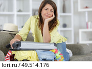 woman having problem with closing a suitcase. Стоковое фото, агентство Ingram Publishing / Фотобанк Лори