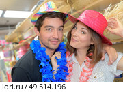 Couple in straw hats and feather boas. Стоковое фото, агентство Ingram Publishing / Фотобанк Лори