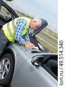 senior establishing friendly report after trafic accident. Стоковое фото, агентство Ingram Publishing / Фотобанк Лори