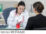 female doctor diagnose her patient. Стоковое фото, агентство Ingram Publishing / Фотобанк Лори