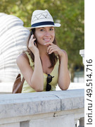 woman leaning on bridge and using mobile phone. Стоковое фото, агентство Ingram Publishing / Фотобанк Лори