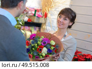 Florist passing colorful bouquet to customer. Стоковое фото, агентство Ingram Publishing / Фотобанк Лори